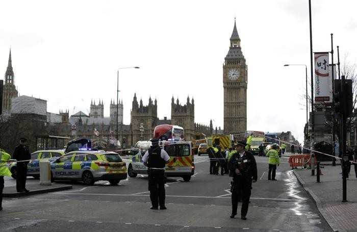 Attacco al Parlamento di Londra: quattro morti e almeno 20 feriti. Assalitore ucciso [Diretta video]