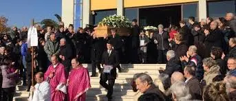 Crotone: chiesa gremita di gente per ultimo saluto Antonella