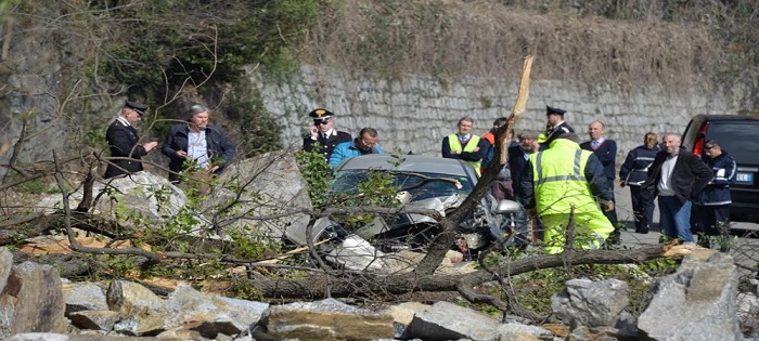 Frana sulla statale del Lago Maggiore: muore un motociclista, due feriti