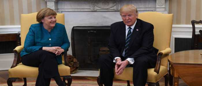 Merkel-Trump, tensione palpabile. E il presidente snobba la stretta di mano della cancelliera