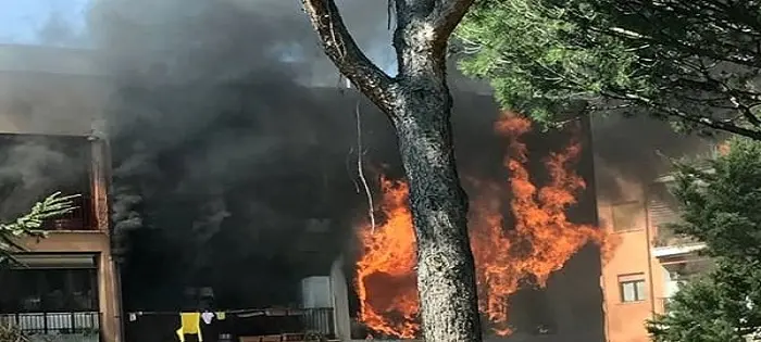 Mentana, incendio in un appartamento. Morta una donna, feriti due bambini