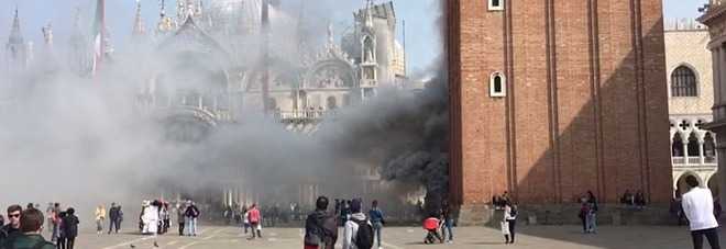Venezia: fumo in piazza San Marco, ma è solo il diversivo per una rapina