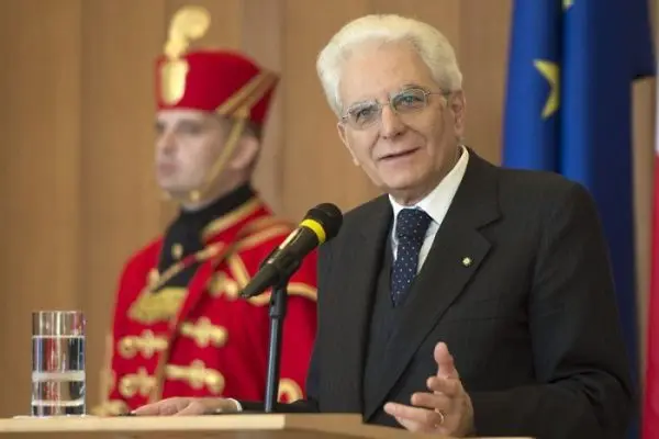 Mattarella alle scolaresche: aggredire e denigrare deprime la democrazia