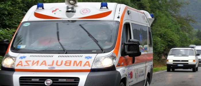 La gru di un camion scoperchia tre auto. Un morto