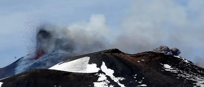 Etna, calo energetico nella notte. L'attività non cessa