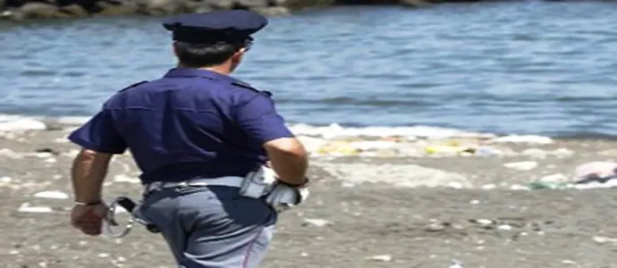 Giovane ventenne tenta suicidio in mare, salvato da poliziotti