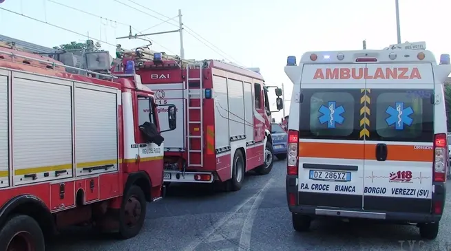 Firenze, incendio in appartamento: tre anziani intossicati