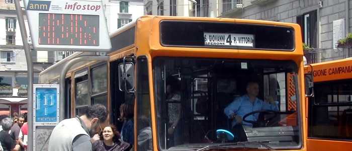 Caos trasporti a Napoli: aggredita un'autista Anm alla fermata di Piscinola