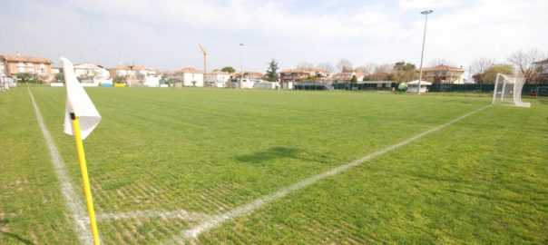 Razzismo in campo: calciatore di terza categoria ferito per aver difeso un compagno