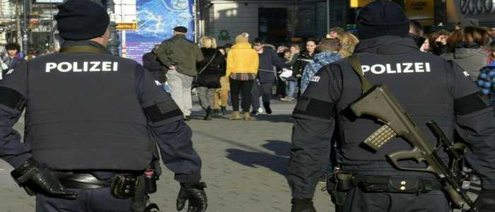 Germania, allarme terrorismo: diverse minacce di attentato. Chiuso centro commerciale