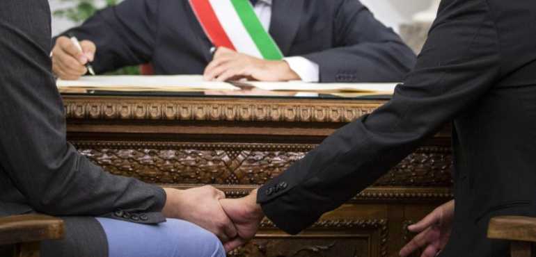 Coppie omosessuali: il Tribunale di Firenze riconosce adozione bimbi