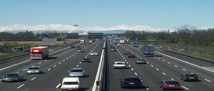 Milano, ladro contromano sulla tangenziale: 8 feriti