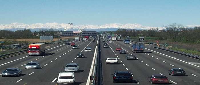 Milano, ladro contromano sulla tangenziale: 8 feriti