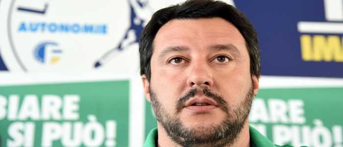 Salvini a Napoli, proteste in città: scontri tra contestatori e polizia