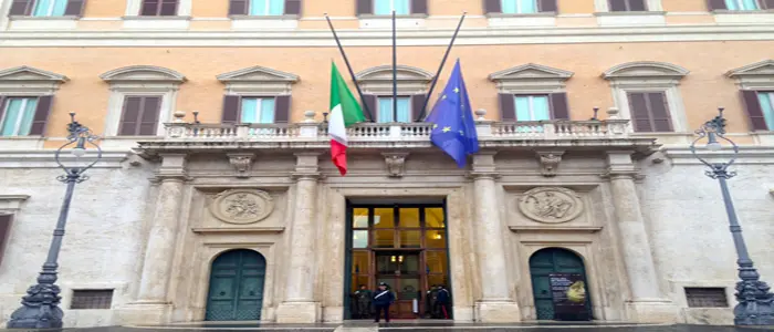 Giornata Internazionale della Donna: bandiera a mezz'asta a Montecitorio