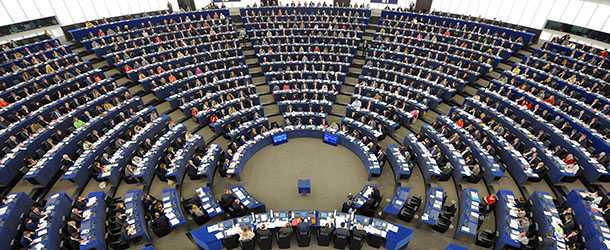Scandalo fondi UE, parenti assunti con i soldi di Strasburgo: Italia nel mirino