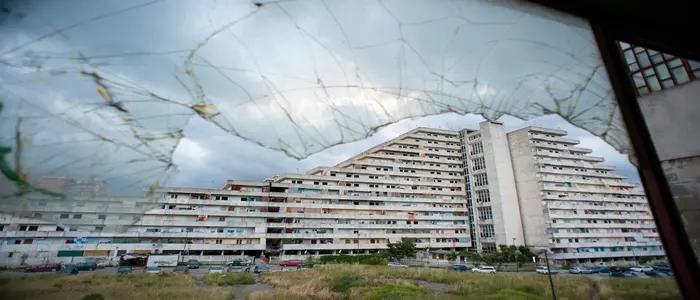 Napoli, De Magistris promette: "In estate giù le vele di Scampia"