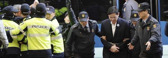 Samsung, vice presidente Lee incriminato per corruzione