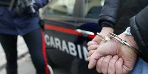 Napoli, 47 persone arrestate: responsabili di furti ed estorsioni