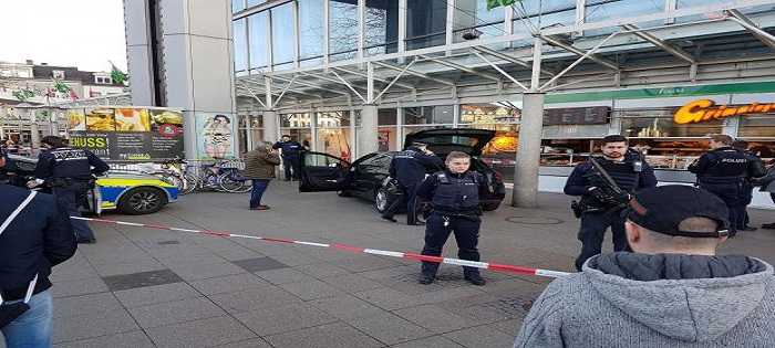 Germania, auto contro la folla in un'area pedonale: tre feriti. Assalitore fermato dalla polizia