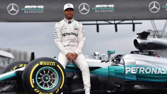 F1, la Mercedes svela la nuova monoposto, Hamilton: "E' una bestia molto potente"