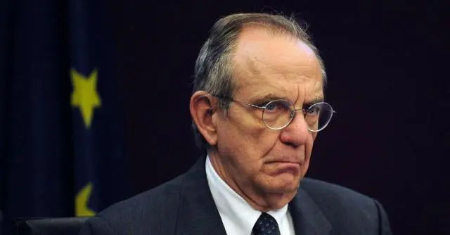Padoan: governo al lavoro per nuove misure. Necessario un cambio di strategia dell'Unione Europea