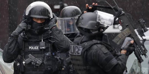 Allerta bomba in centro commerciale vicino a Parigi