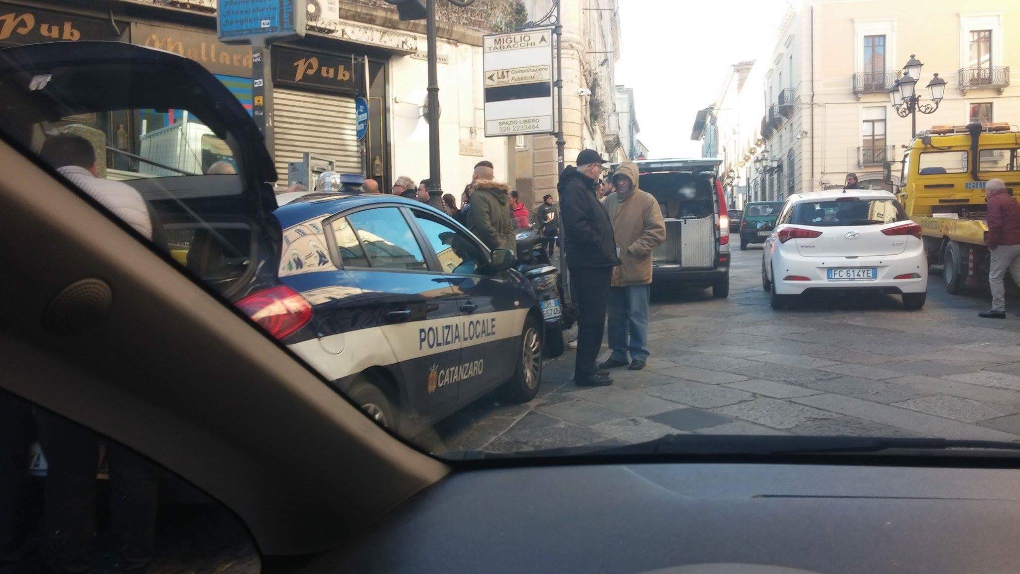 Grave incidente a Catanzaro centro: donna investita da un camioncino, morta sul colpo