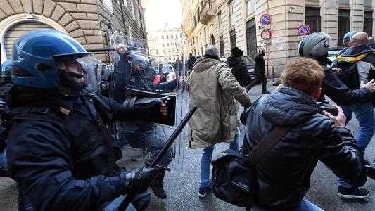 Roma, protesta tassisti e ambulanti, scontri con la polizia. Raggi: "Al loro fianco"