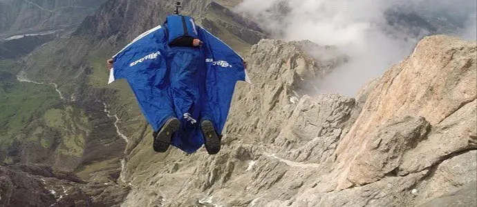 Base jumper si lancia dal Sass Pordoi, si schianta contro la parete