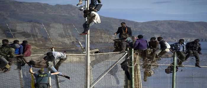 Ceuta, 800 migranti assaltano la barriera. 500 entrano in Spagna