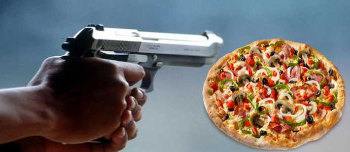 Rapine: con pistola giocattolo in tasca rubano pizze, denunciati