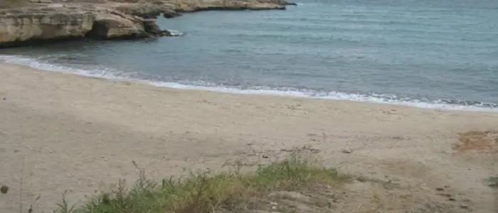 Monopoli, trovato feto morto sulla spiaggia