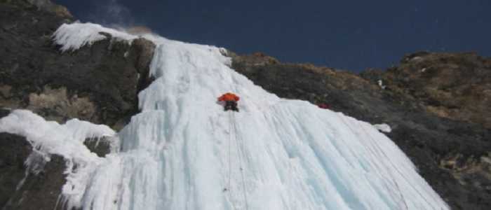 Gressoney, crolla cascata di ghiaccio. Morti quattro scalatori italiani