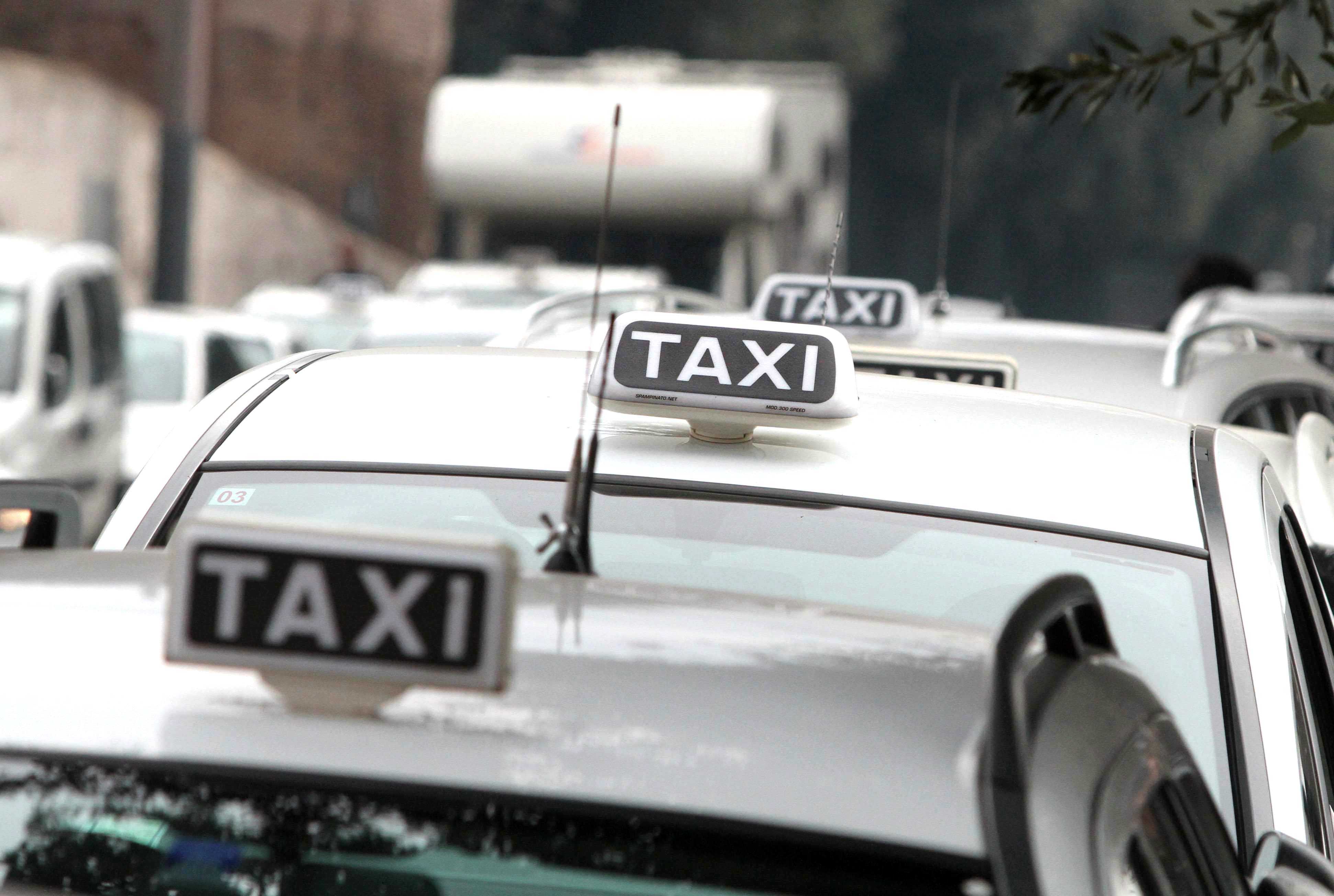 Roma, taxi in rivolta contro il rinvio delle norme anti-Uber