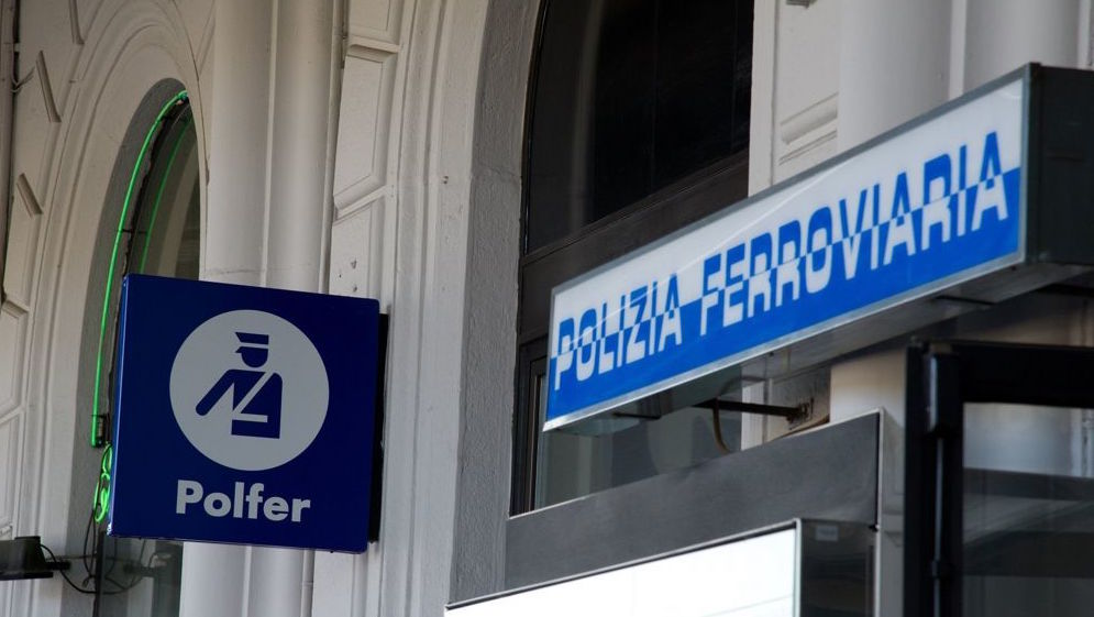 Bari, treni travolgono mezzo abbandonato sui binari: nessun ferito