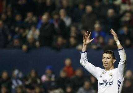 Champions League, attesa per Real Madrid-Napoli. Ronaldo salta allenamento: contusione alla gamba