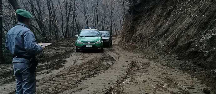Carabinieri Forestale: Lavori abusivi. Sequestrata una pista e un escavatore (Foto)