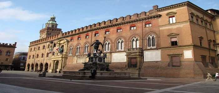 Università di Bologna, la polizia sgombera la biblioteca occupata