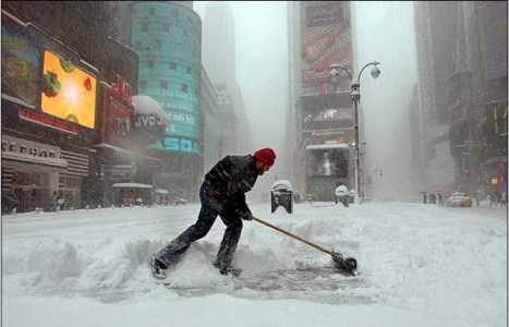 New York nella morsa della neve: cancellati quasi tremila voli