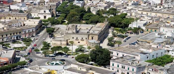 Incendio distrugge appartamento a Nardò, salvate tre persone