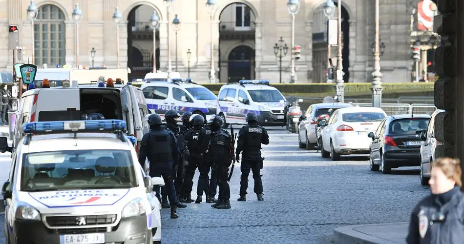 Militari aggrediti al Louvre, premier Cazeneuve: "Attacco terroristico"