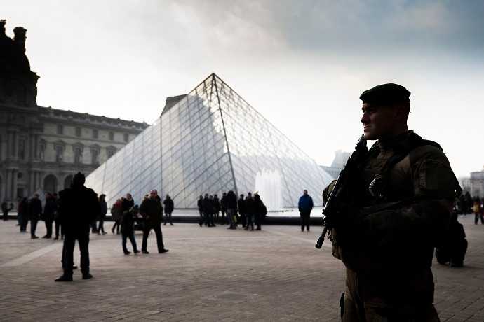 Parigi, militare spara a un uomo armato vicino al Louvre