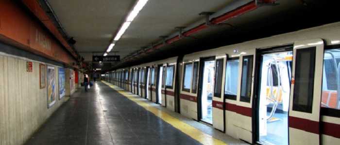 Roma, metro A chiusa per pacco sospetto sui binari