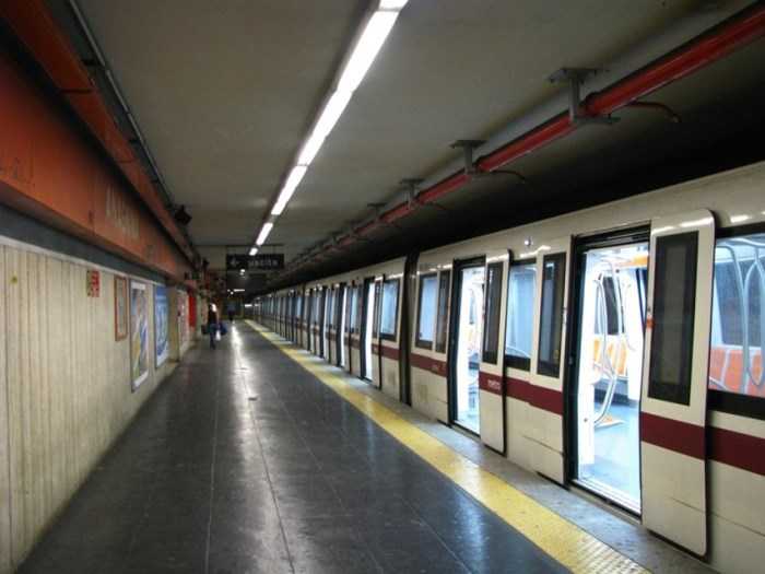 Pacco sospetto su binari, stop tratto metro Roma