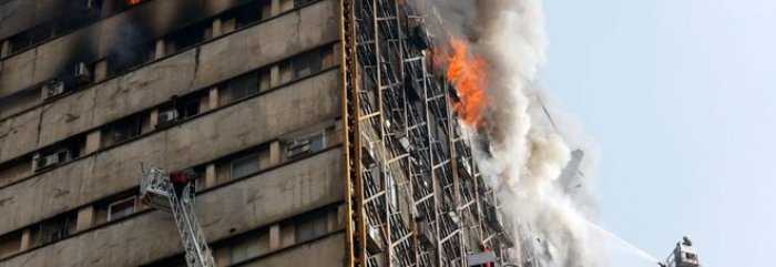Iran, crolla un grattacielo dopo incendio: morti 30 vigili del fuoco