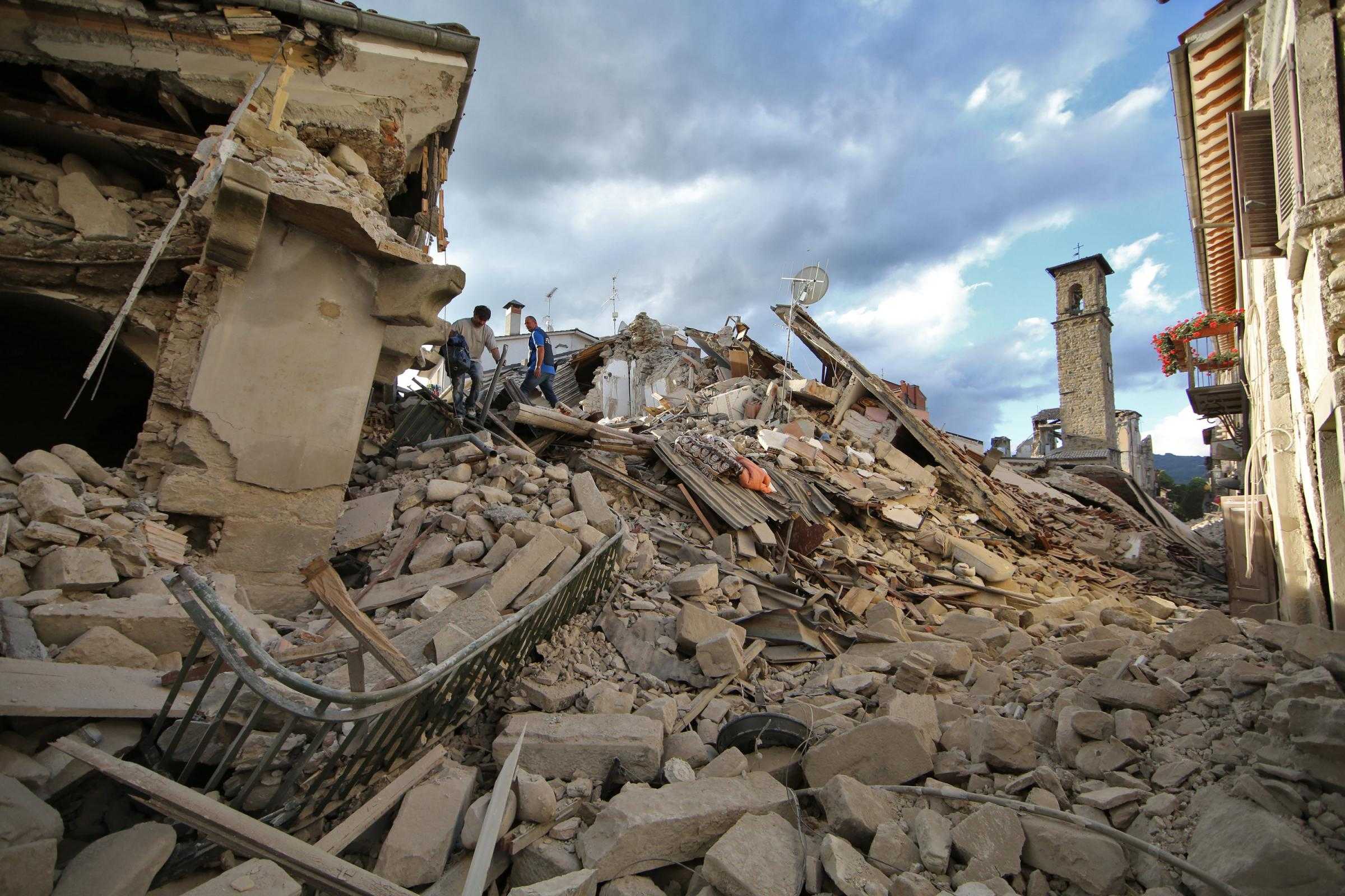 Terremoto nel Centro Italia. Crolla campanile ad Amatrice e scuole evacuate