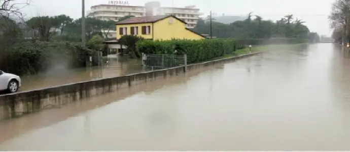 Maltempo, a Pescara esonda il fiume
