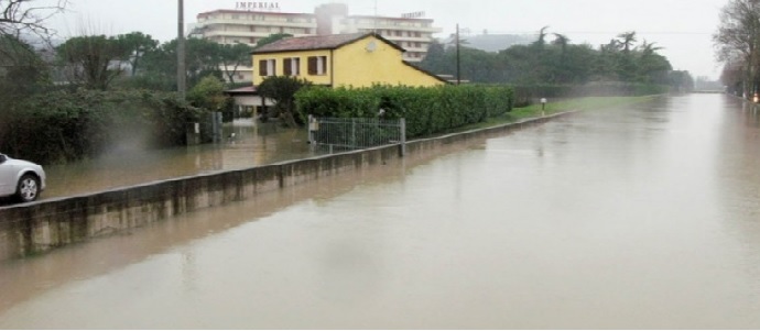 Maltempo, a Pescara esonda il fiume