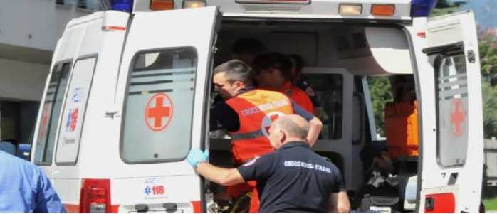 Modena, bimbo muore in ambulanza. La madre è indagata per omicidio
